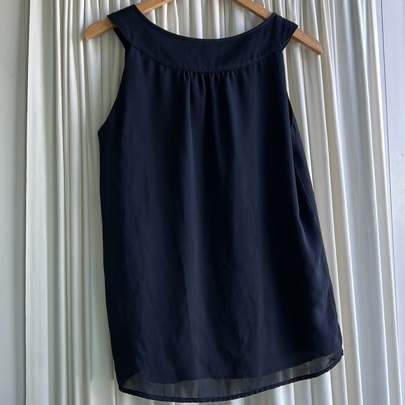 Banana Republic - size 8 - navy sleeveless blouse perfect for work! - Picture 3 of 4
